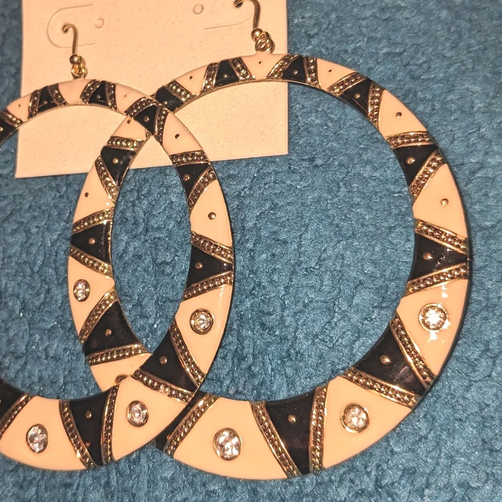 Island Designs by Harry Haslett Earrings LARGE Circular Black and Cream Dangle - Picture 3 of 11